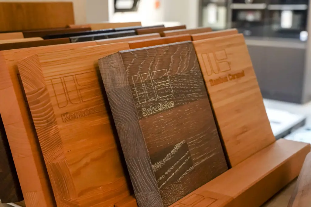 elektro matschke_ausstellung_holzmuster arbeitsplatten_nahaufnahme