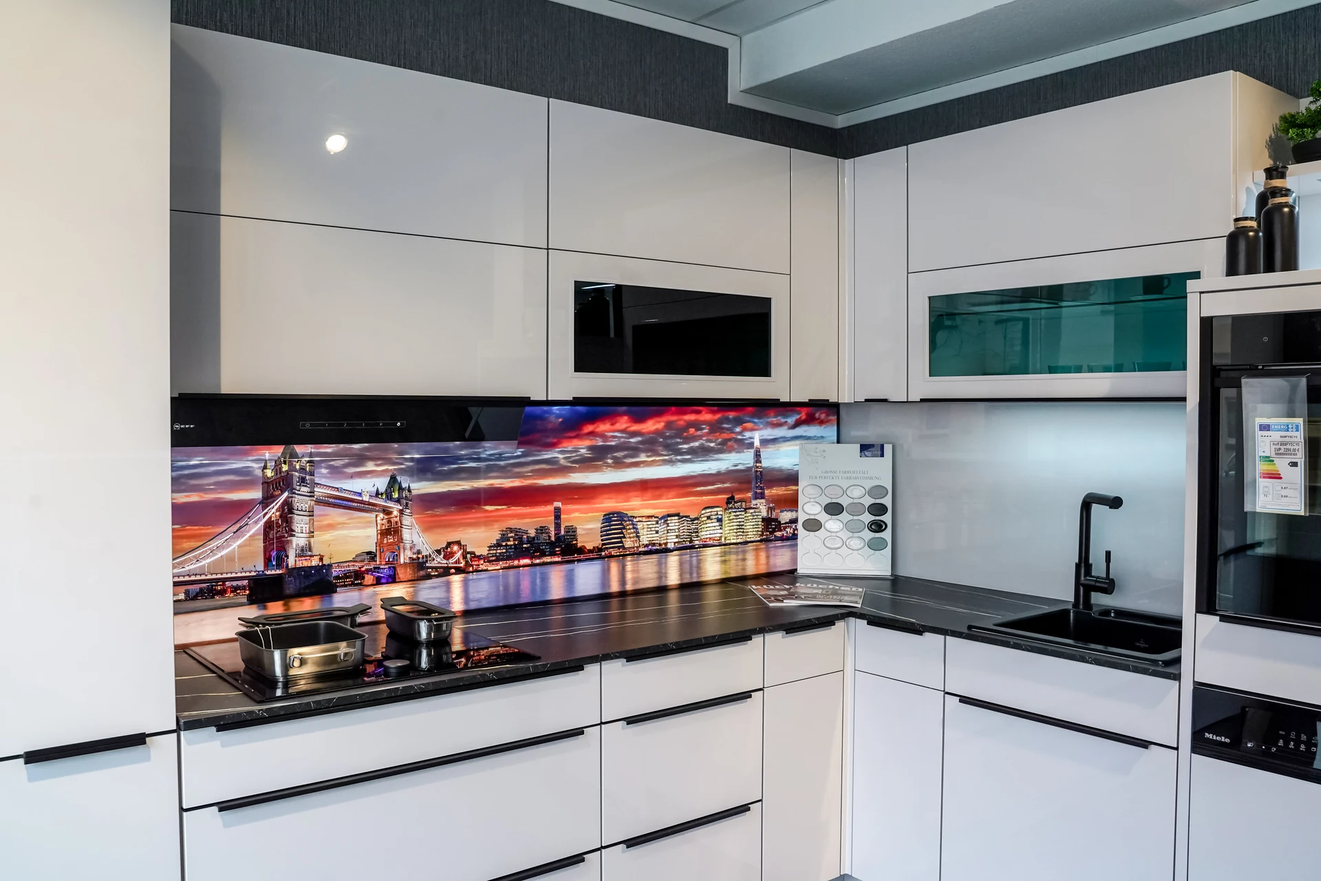 elektro matschke_l-küche modern hochglanz weiß mit schwarzer arbeitsplatte und skyline glasrückwand_v5