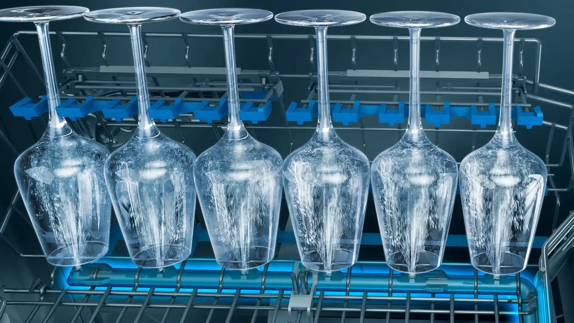 Weingläser im Korb eines Siemens Geschirrspülers mit glassZone
